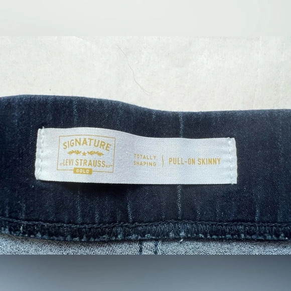 Levi Signature Jeans Womens 24 M Immaculate Blue Totally Shaping Pull On Skinny - Picture 7 of 8